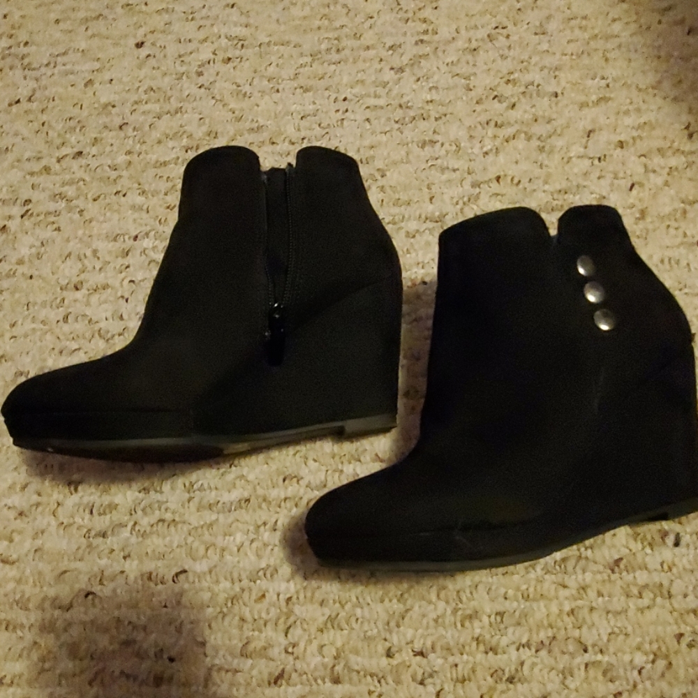 These are CL vaida wedge heels